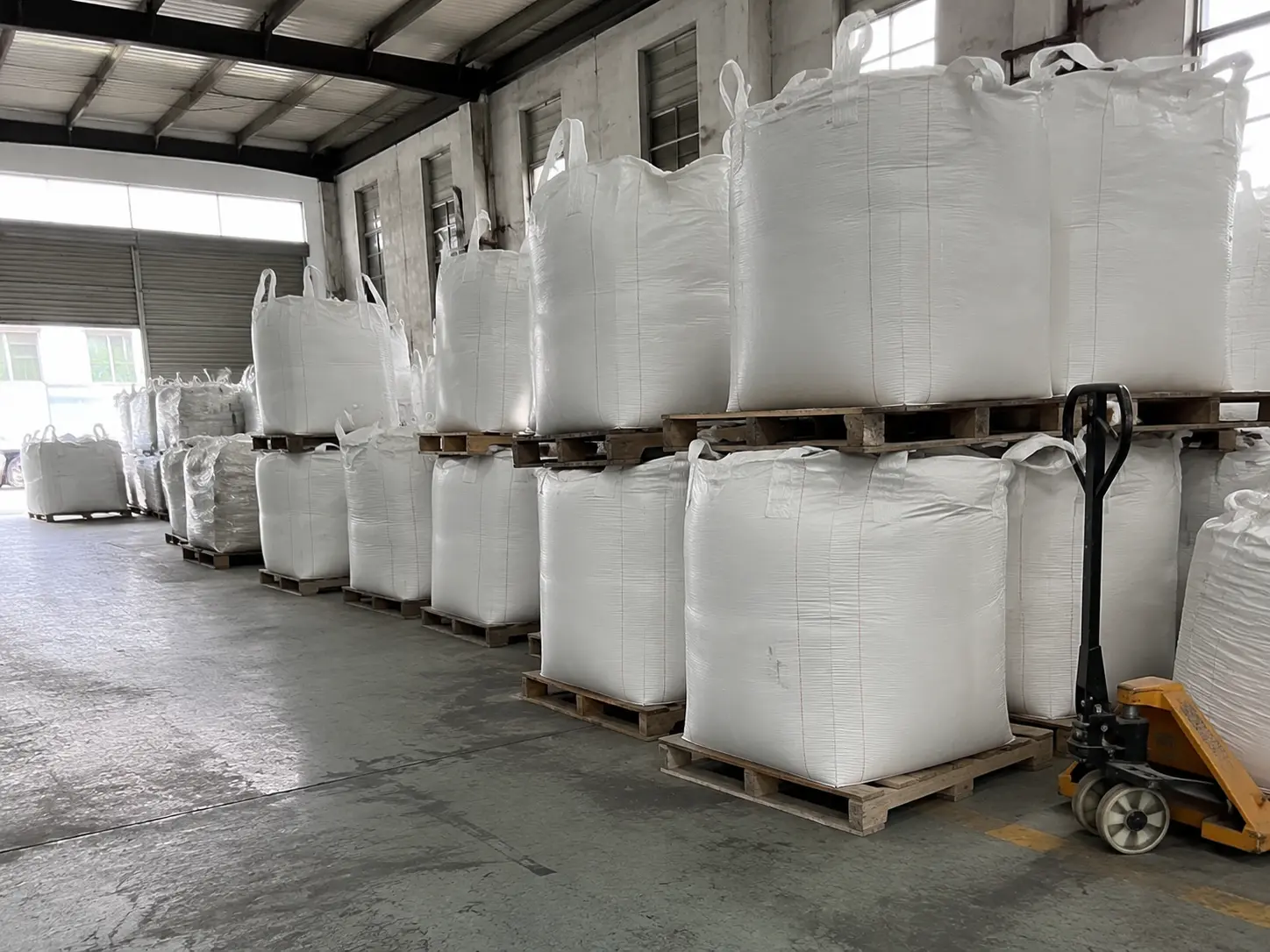 Flame retardant packages for polycarbonate sheet extrusion staged in the warehouse
